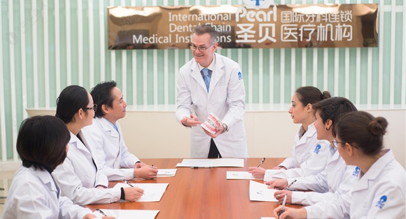 定期与外籍医生沟通正畸新技术