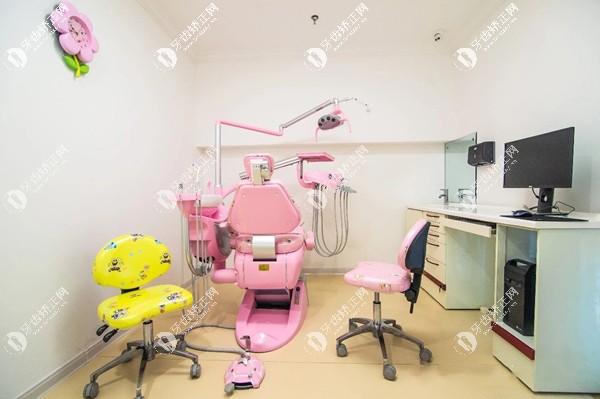 专业的儿童诊室及牙椅